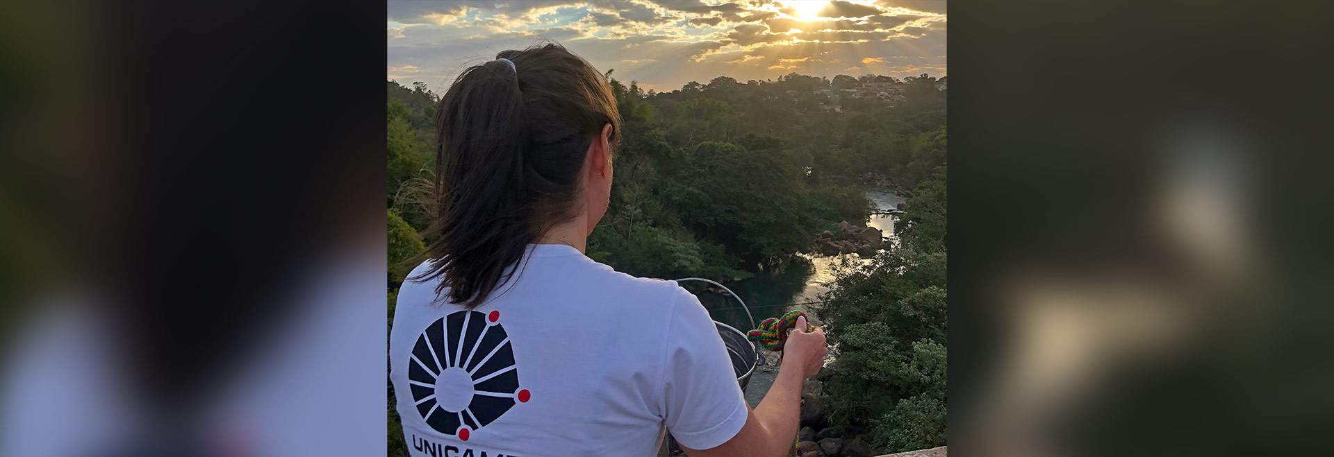 A professora Cassiana Montagner, orientadora da pesquisa, durante coleta em rio da região de Campinas