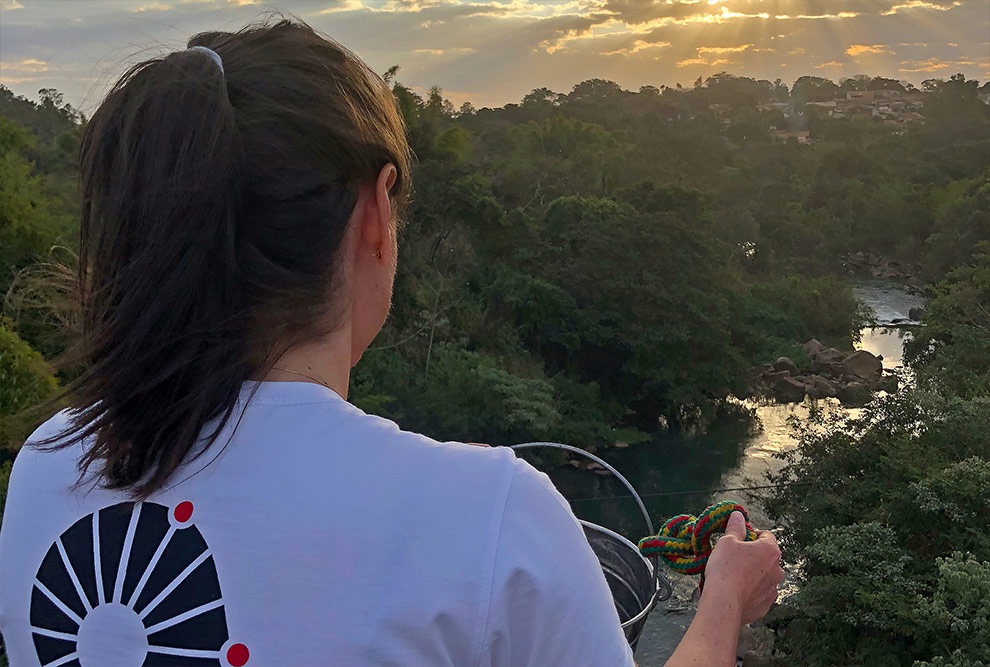 A professora Ana Silvia Scott, orientadora da pesquisa, durante coleta em rio da região de Campinas