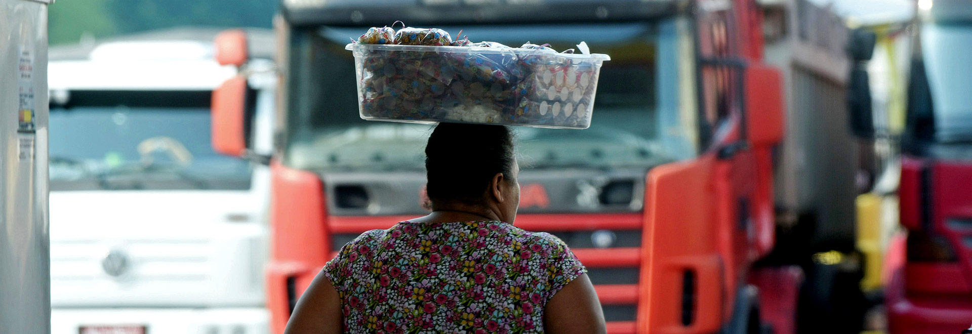 De acordo com a pesquisa, a pandemia reduziu o rendimento mensal dos trabalhadores informais