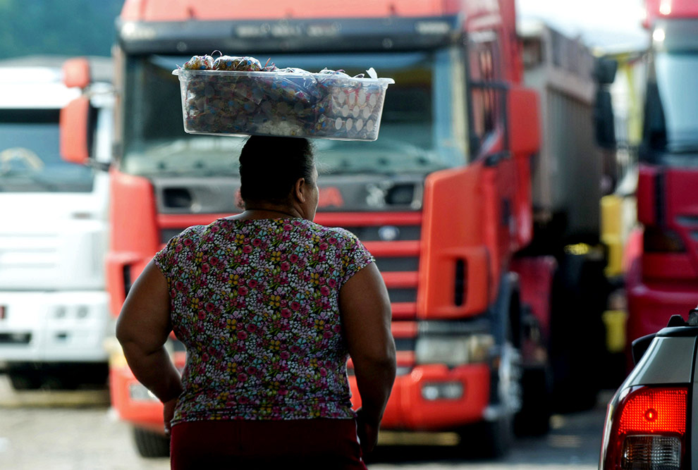 De acordo com a pesquisa, a pandemia reduziu o rendimento mensal dos trabalhadores informais