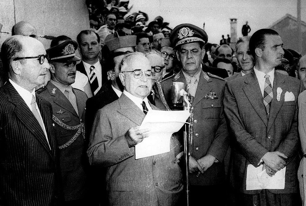 Getúlio Vargas discursa durante a vigência do Estado Novo: entre as imagens de autoritário e benfeitor da população