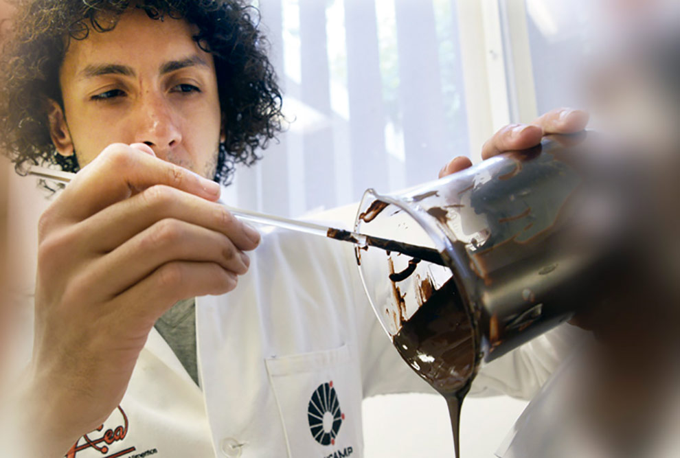 Gabriel Almeida Rodrigues Martins, autor da dissertação, manipula amostra de chocolate em laboratório do Ital