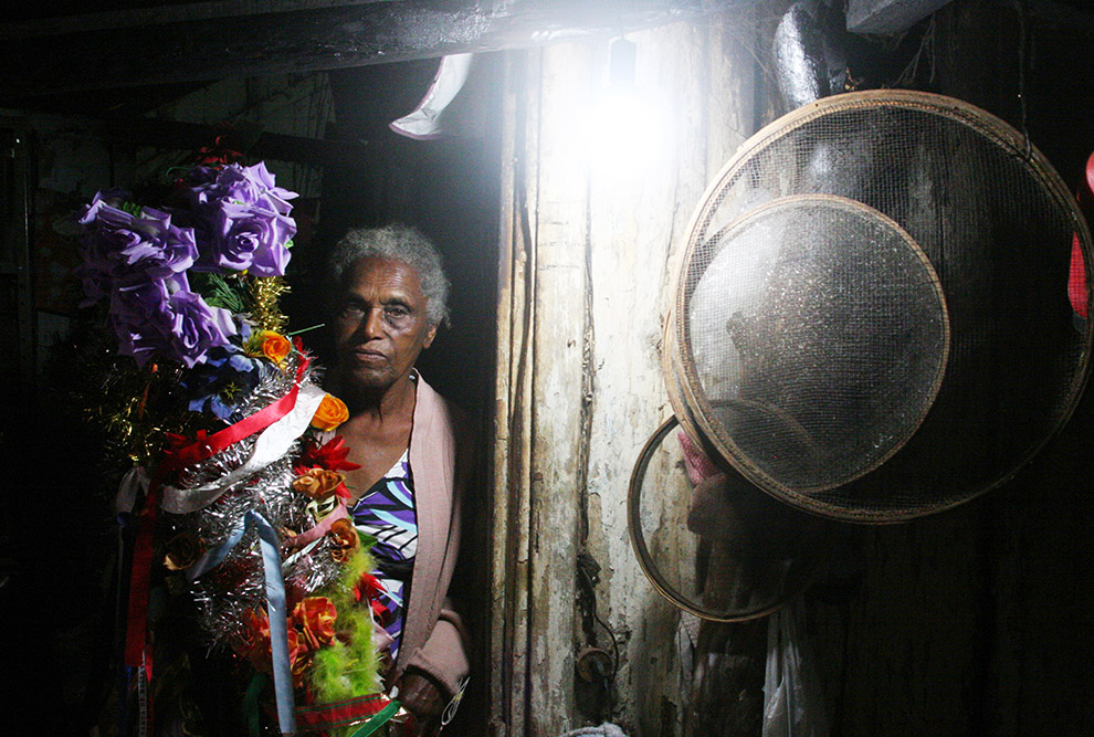 Em sua casa na cidade paulista de Olímpia, Maria Judite Narcizo exibe bandeira escoteira de companhia de Folia de Reis: matriz ibérica com elementos das culturas africanas e indígenas