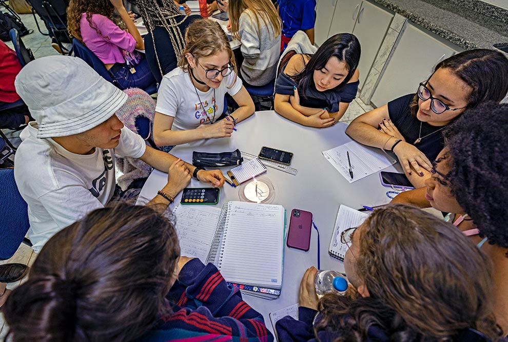 Estudantes da FEQ em sala de aula: com a reformulação curricular, disciplinas não estarão ligadas a um corpo de conhecimento fixo