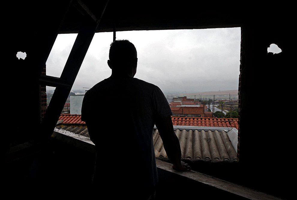 Acima e na foto abaixo, moradores no bairro Geada, que passou a ser habitado em 2014: sem equipamentos de saúde e de educação