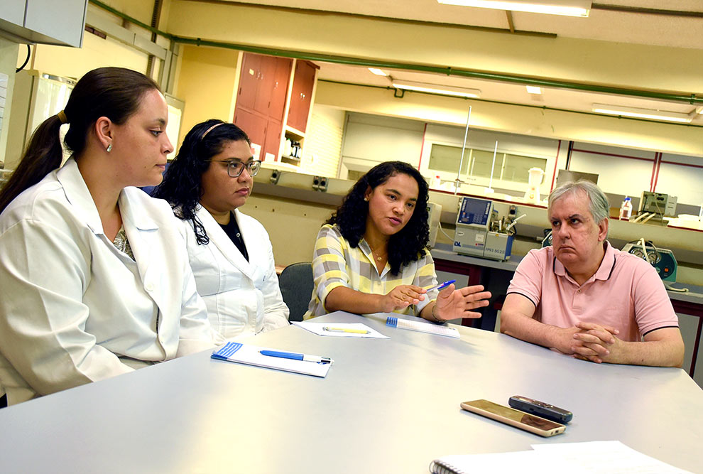 Da esq. para a dir., a técnica de laboratório Patrícia Tonon, a engenheira de alimentos Renata Magalhaes, e os professores Klícia Sampaio e Eduardo Batista, respectivamente, orientadora e coorientador da pesquisa