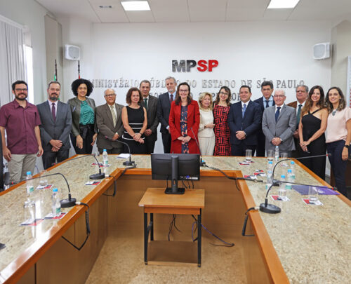 Assinatura do convênio na sede do MP, em São Paulo; representantes do Ministério Público, da Unicamp, USP, Unesp e Fapesp (Foto: Divulgação MP)