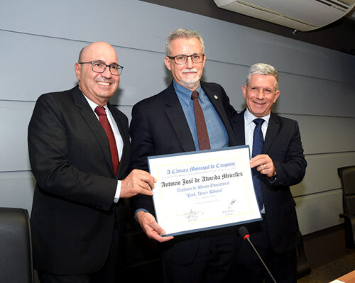 A solenidade de entrega foi realizada no salão do Conselho Universitário da Unicamp e contou com a presença do prefeito Campinas, Dario Saadi