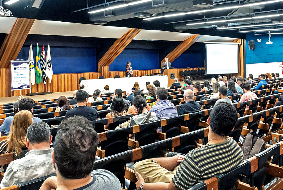 A programação de três dias, apresenta e discuti o que há de mais recente em desenvolvimento e planejamento amostral, métodos de pesquisa da área e análise de dados de levantamento amostrais