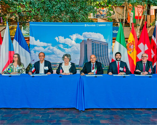 Da esquerda para a direita, Maria Luiza Moretti, coordenadora-geral da Unicamp; Reynald Pain, diretor do IN2P3, da França; Lia Merminga, diretora do Fermilab; Marco Pallavicini, vice-presidente do INFN, da Itália; Michele Weber, diretor do Laboratório de Física de Alta Energia da Universidade de Berna, na Suíça; Mark Thomson, presidente-executivo do Science and Technology Facilities Council (STFC)