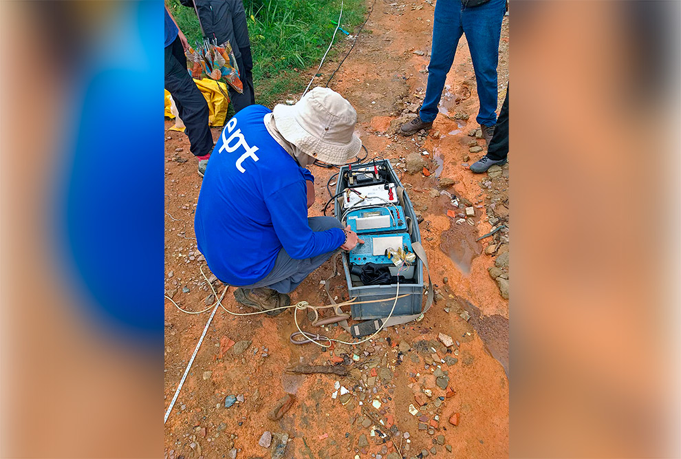 Técnico realiza ação para o levantamento geofísico; objetivo é explorar as fissuras de rocha do lençol freático da área em busca de água