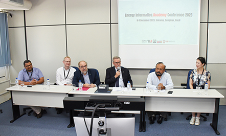 A abertura da conferência contou com a presença do reitor da Unicamp, Antonio Meirelles, do pró-reitor de Pesquisa, João Romano, do diretor da Feec, Hugo Figueiroa, e de Luiz Carlos Silva, diretor do Projeto Campus Sustentável e do CPTEn