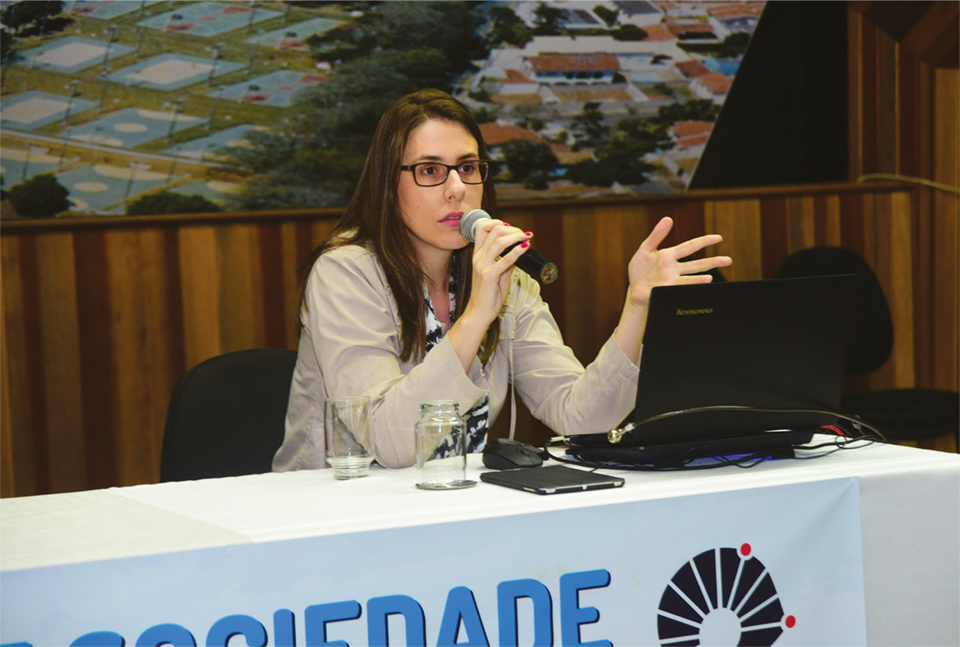 Sabine Righetti, colunista do jornal Folha de S. Paulo: destacando que, no Brasil, há ainda vários problemas na relação entre repórteres e cientistas