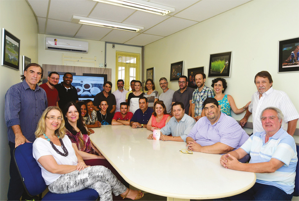 O assessor-chefe Clayton Levy com a equipe da Ascom que trabalhou na atualização do “Portal da Unicamp”