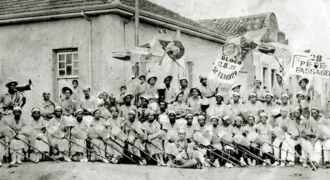 Fotografia mostra os integrantes do bloco de carnaval do Clube 28 de Setembro, em 1935, em Pouso Alegre