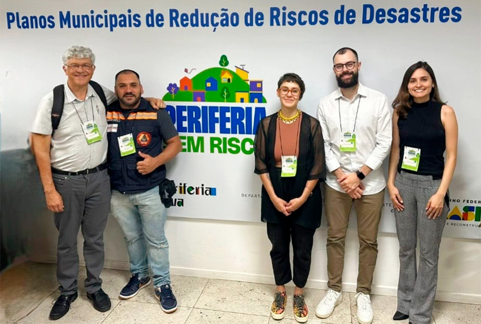 Jejerson Picanço (esq), ao lado de Anderson Marchiori, de Itaquaquecetuba; Talita Gantus, Renan Pereira (Itaquaquecetuba) e Stephany Sousa, secretária de Habitação do municípioe Itaqua