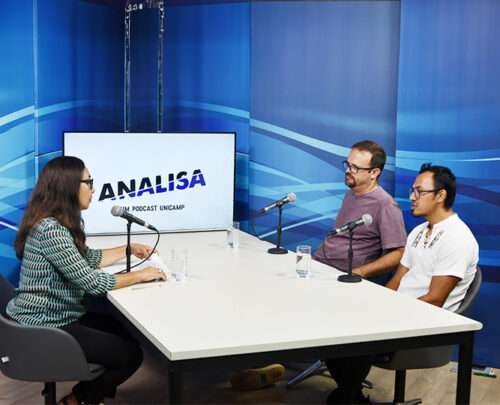 O professor Wagner Romão, do Departamento de Ciência Política do IFCH e o equatoriano Richard Guilhermo V García, doutorando do IG, durante entrevista para o programa Analisa