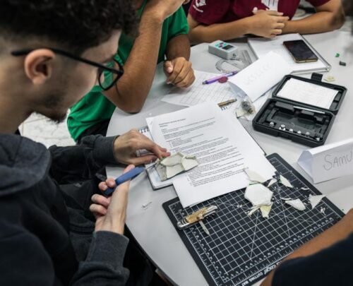 Série de oficinas têm como objetivo introduzir, a jovens do ensino médio de escolas públicas, conceitos essenciais de química e de engenharia de materiais