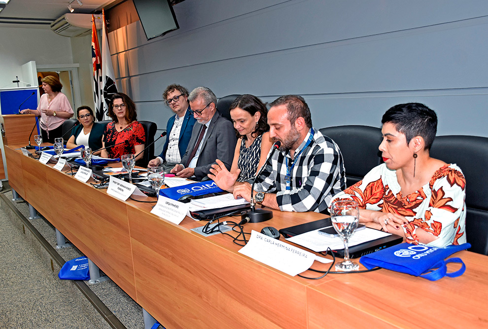 Da esquerda para a direita, Ana Carolina Maciel (CSVM e Cocen), Sindy Nobre Santiago (ONG Panahgah), o reitor Antonio Meirelles, Adriana Nunes (chege de gabinete adjunta), Iurqui Pinheiro (OMI) e Carla Hermina Ferreira (OAB)