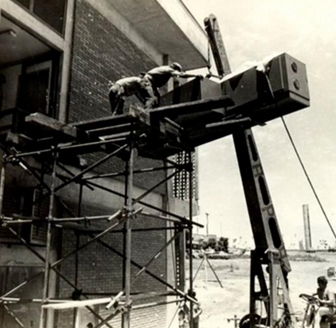 Chegada dos primeiros equipamentos de fibra óptica no Departamento de Eletrônica Quântica, erm 1976. (Fonte: https://portal.ifi.unicamp.br/a-instituicao/historia-do-ifgw)