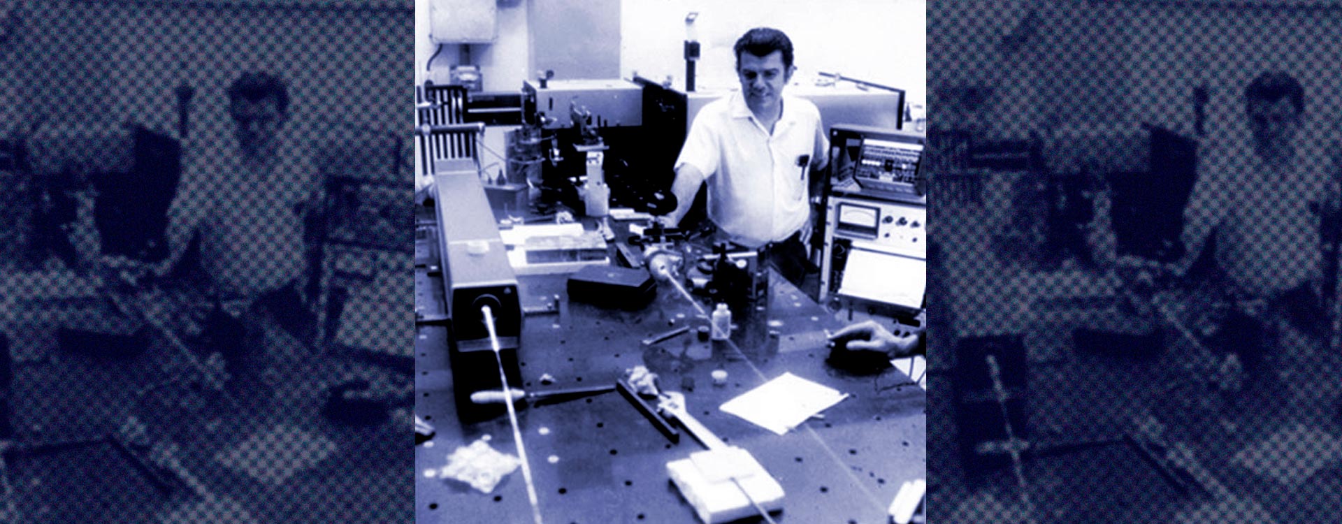 Porto em uma mesa de experimento com laser na Unicamp, na década de 1970 (Foto: Arquivo Central/Siarq Unicamp)