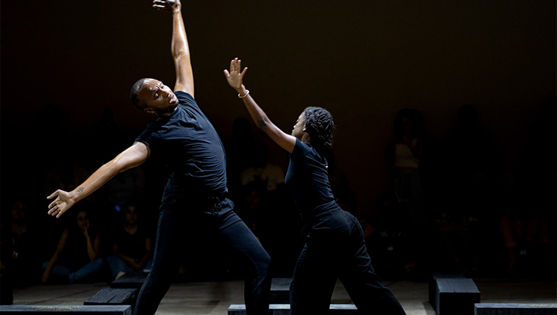 O Barco (The Boat) é uma instalação monumental de Grada Kilomba