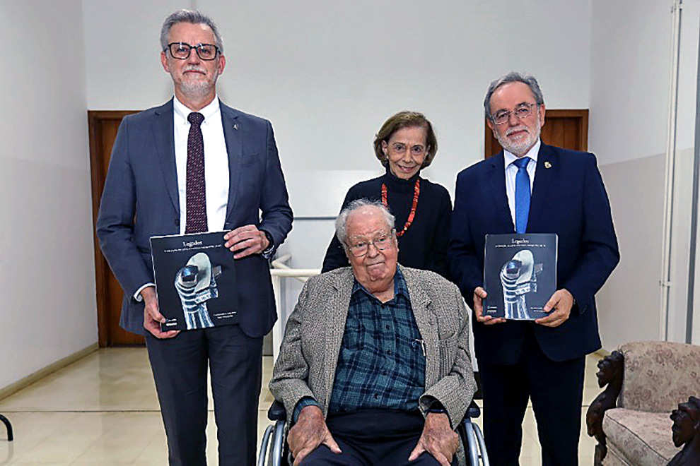 Da esquerda para direita, o reitor da Unicamp, Antonio Meirelles; Rogério Cerqueira Leite e Ruth Mattos (ao centro) e o reitor da PUC-Campinas, Germano Rigacci Júnior 