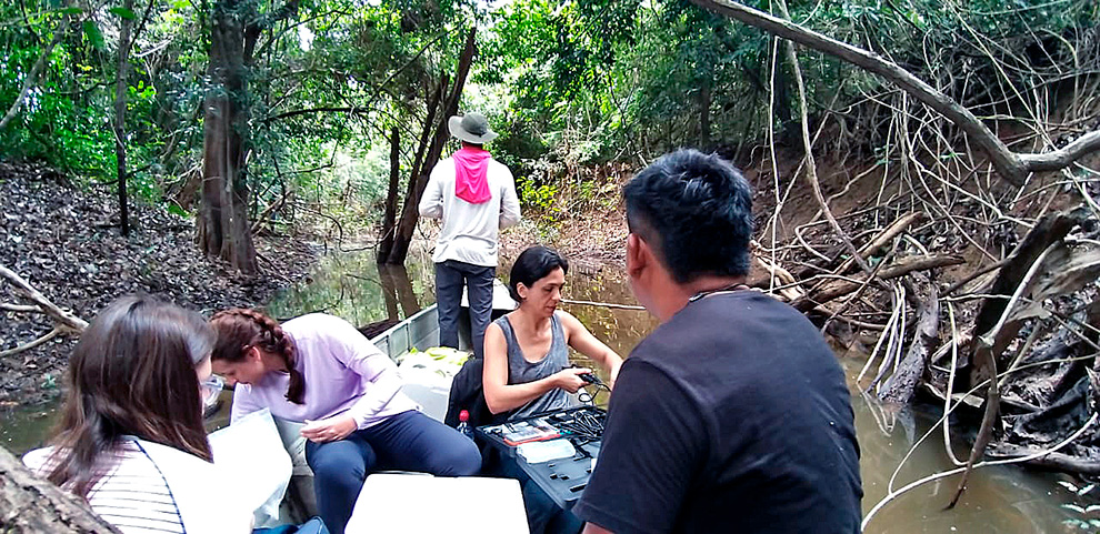 Equipe do Instituto de Química durante trabalho de campo para pesquisa ininterdisciplinar sobre a ligação entre o povo Panará e o Rio Nãnsepotiti
