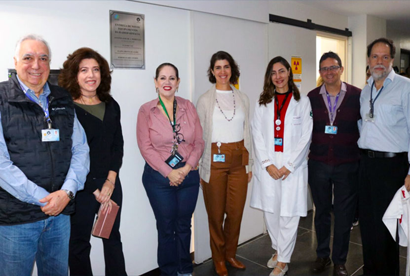 Da direita para a esquerda, o médico hematologista Carmino de Souza, pesquisadora principal do projeto Elba Etchebehere, a superintendente do HC, Elaine Ataíde, os médicos Bárbara Amorim, Feranda Orsi e José Barreto e o pesquiosador assistente do projeto Alan dos Santos