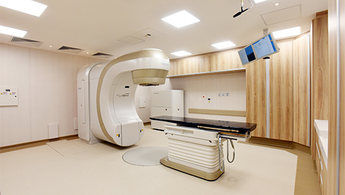 Entre os diferenciais tecnológicos do equipamento, está a alta precisão para atingir o tumor com doses maiores de radiação, tornando o tratamento mais rápido e com menores efeitos colaterais