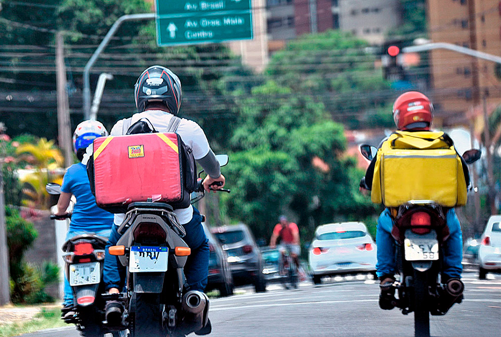 Motoboys realizam entregas em centro urbano; o trabalho decente constitui uma das metas da Organização Internacional do Trabalho