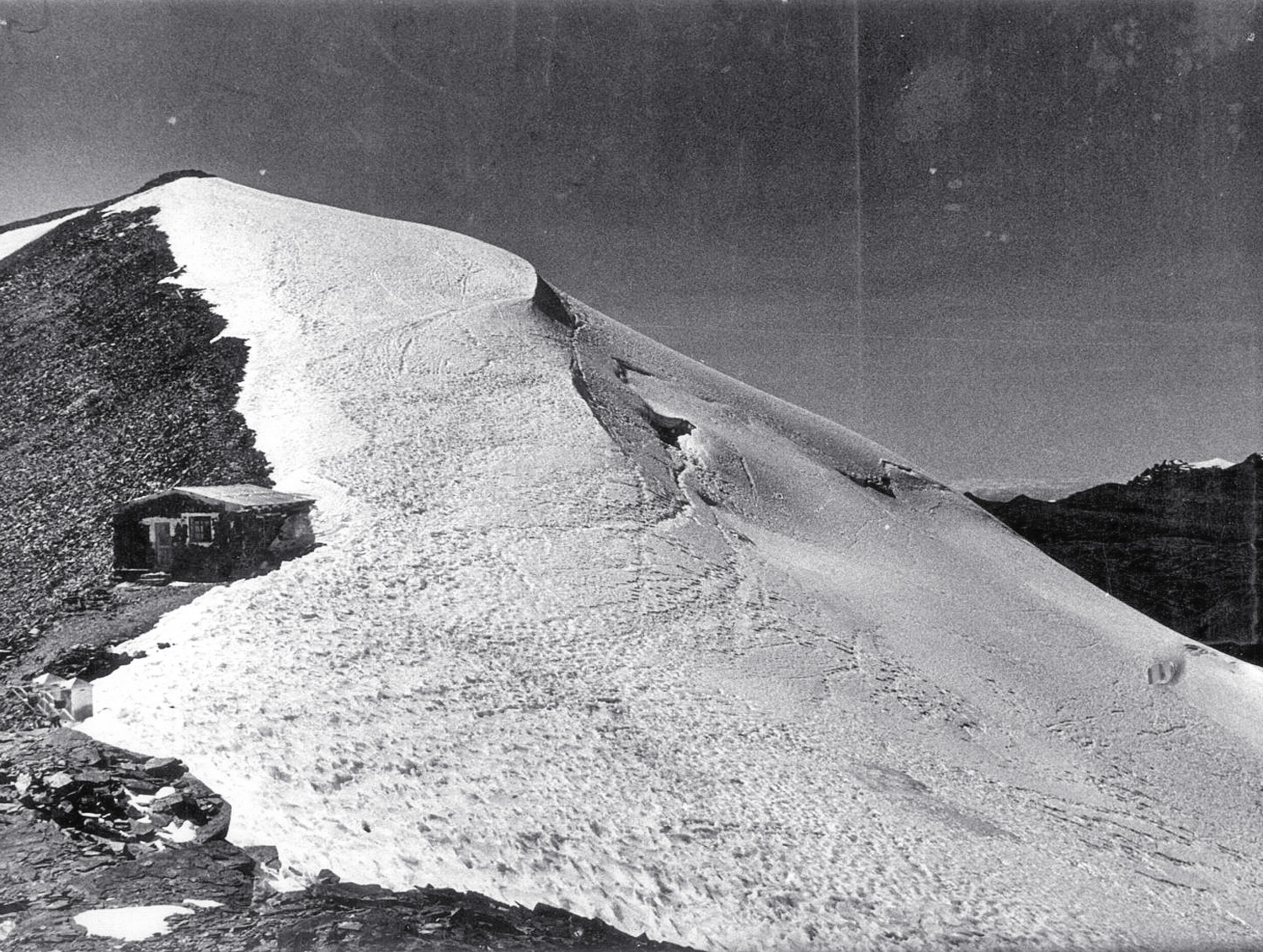 Bolívia, cabana e pico com neve