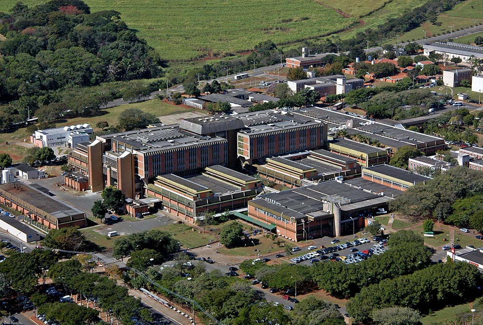 Vista área do complexo hospitalar da Unicamp; autores do livro destacam o papel vital de Campinas e da Universidade na concepção do modelo no Brasil