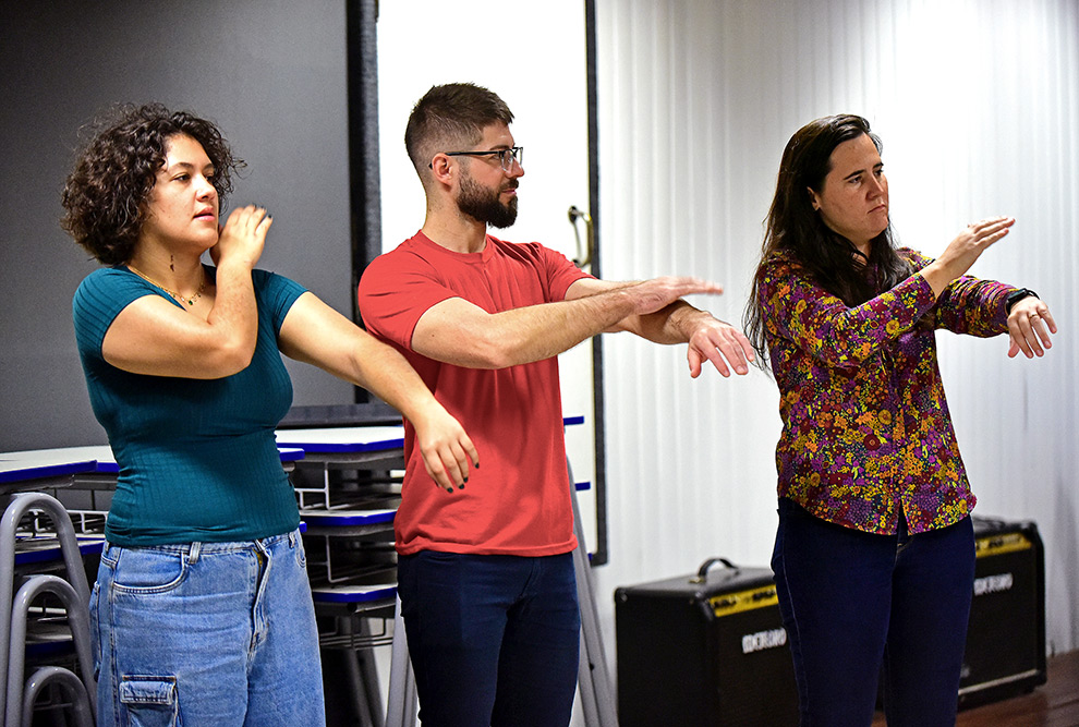 Em um segundo momento, os alunos cantarão as obras selecionadas, sob regência do argentino