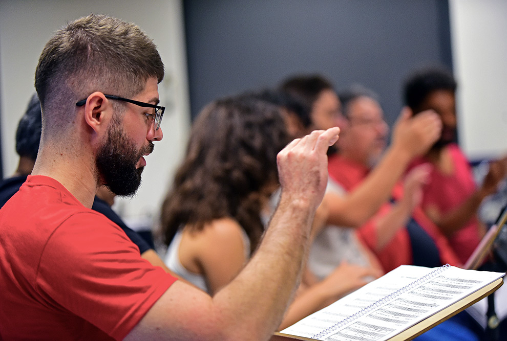 Em um segundo momento, os alunos cantarão as obras selecionadas, sob regência do argentino