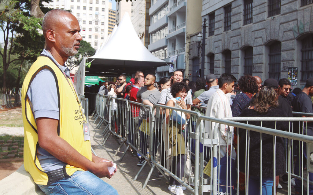 Pessoas em fila do mutirão de emprego em São Paulo: tese analisa políticas de proteção ao trabalhador nos séculos 20 e 21