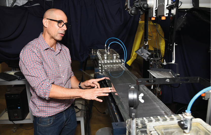 O professor Erick Franklin ao lado de equipamento usado nas pesquisas: modelo de rede neural