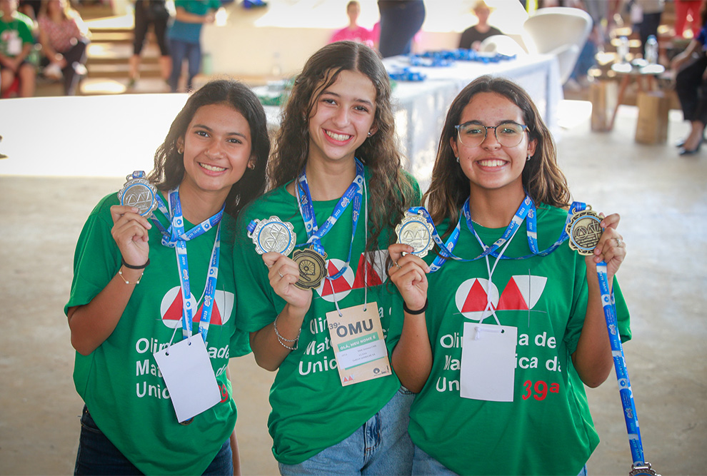 Participantes da última olimpíada comemoram a conquista de medalhas; neste ano, a OMU registrou 2,8 mil equipes inscritas