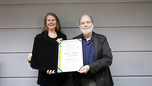 A coordenadora-geral da Unicamp Maria Luiza Moretti fez a entrega do título a Thomas Michael Lewinsohn