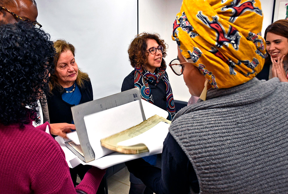 As professoras Rachel Meneguello e Andréia Galvão observam documentos históricos do AEL  