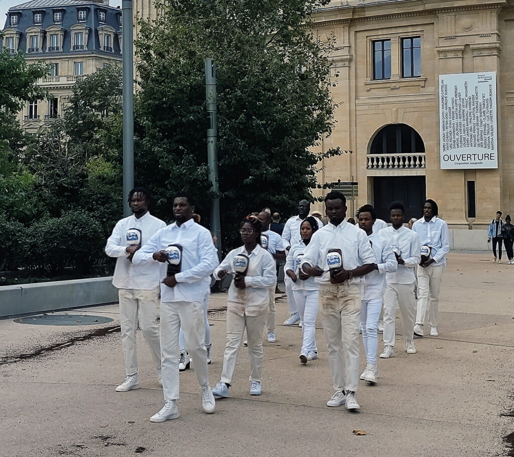 Performance Moinhos de Vento-Windmill, realizada em Paris em agosto de 2021: a obra, concebida pelo artista brasileiro Paulo Nazareth, pertence ao acervo da Pinault Collection