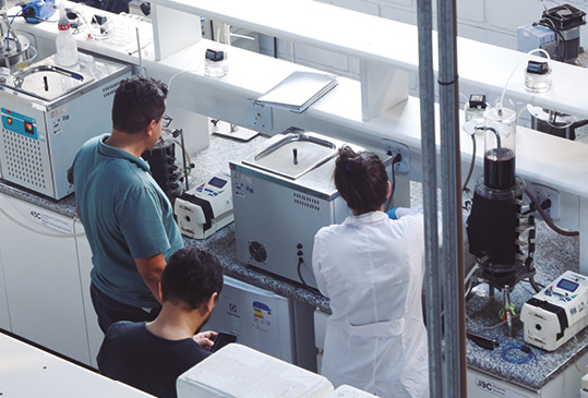 Vista parcial do Laboratório de Biotecnologia Aplicada à Bioenergia e ao Meio Ambiente