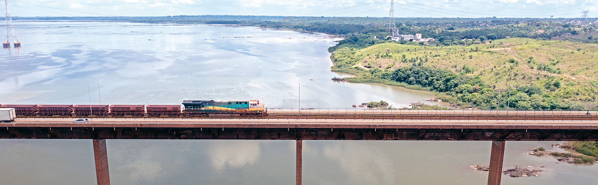 Trem da carga da Vale passa por ponte sobre o Rio Tocantins: 2 mil quilômetros de malha ferroviária no Brasil