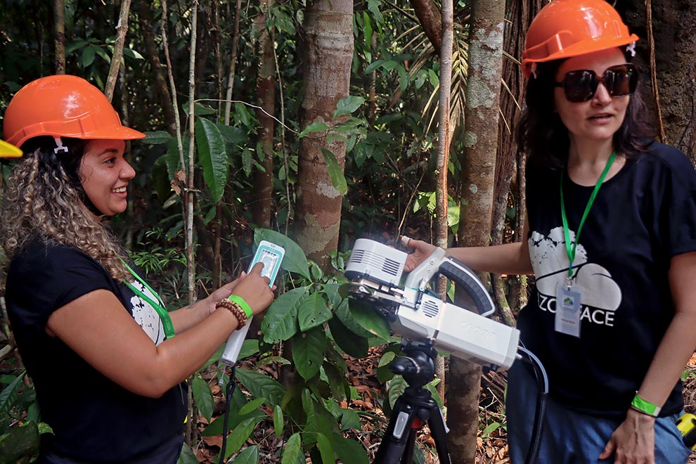 Profissionais realizam demonstração de experimento durante visita ao AmazonFace 