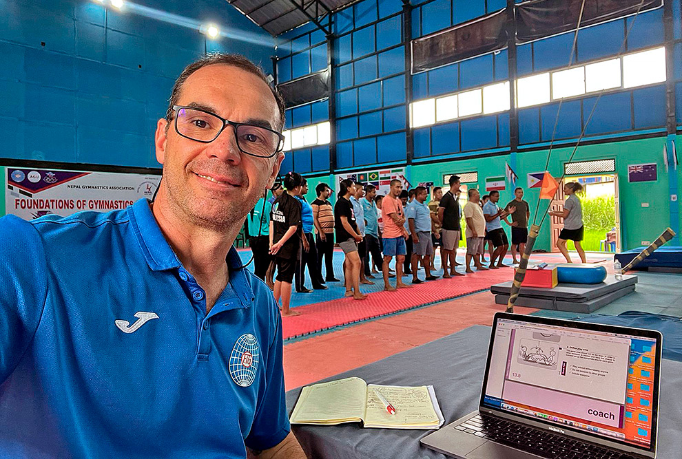 O professor Marco Bortoleto durante curso sobre os fundamentos da ginástica para um grupo de 40 treinadores(as) de países asiáticos, em Katmandu, no Nepal