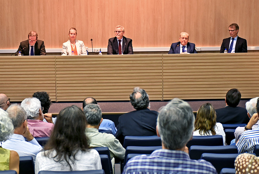 O reitor Antonio Meirelles (ao centro) presidiu a cerimônia de outorga do título de professor emérito a Wilson Suzigan