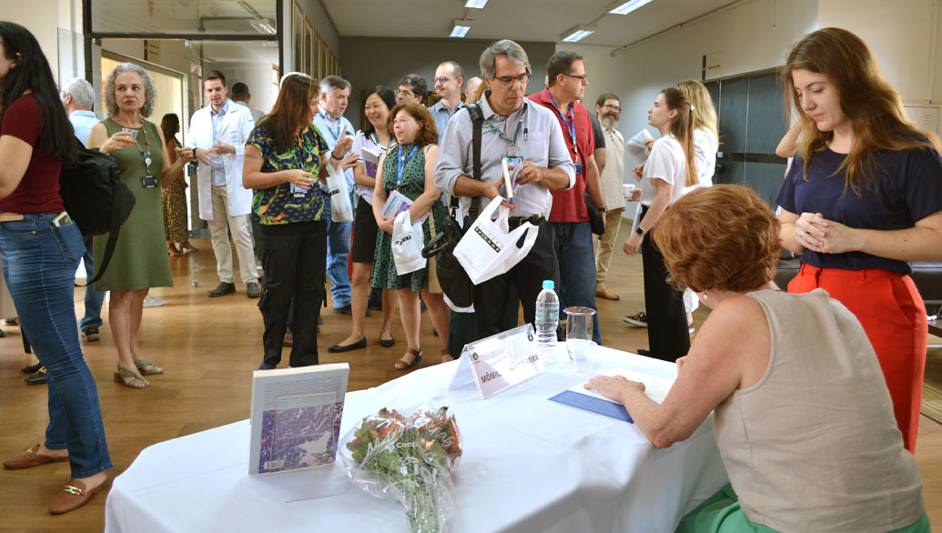 A pneumologista Mônica Corso Pereira durante sessão de autógrafos no lançamento do livro