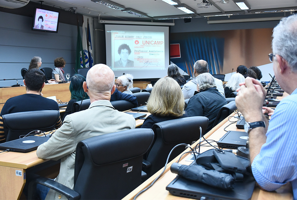 Assembleia Extraordinária aconteceu 
na sala do Conselho Universitário