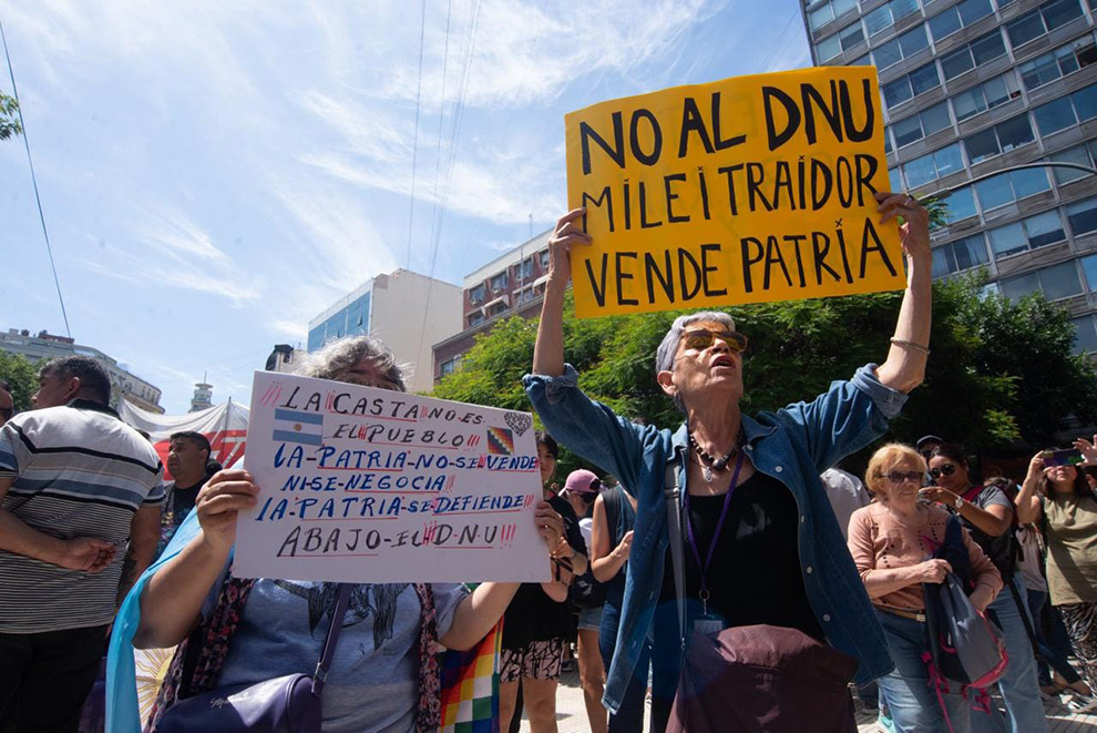 Protesto em Buenos Aires contra o Decreto de Necessidade e Urgência de Javier Milei: empossado em dezembro de 2023, presidente argentino adotou projeto ultraliberal