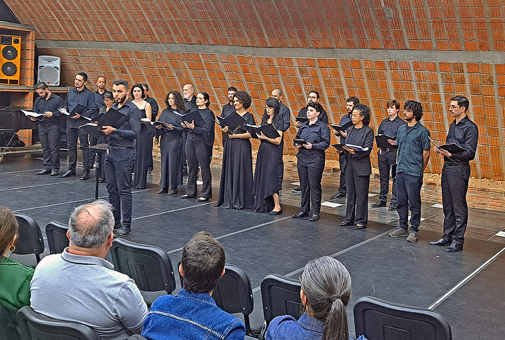 O Coro Contemporâneo de Campinas foi regido por Andrenacci em um primeiro concerto com canções corais a capela e para coro e piano, também na Casa do Lago